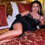 Kurzes, schwarzes Spitzenkleid mit Spaghettiträgern.