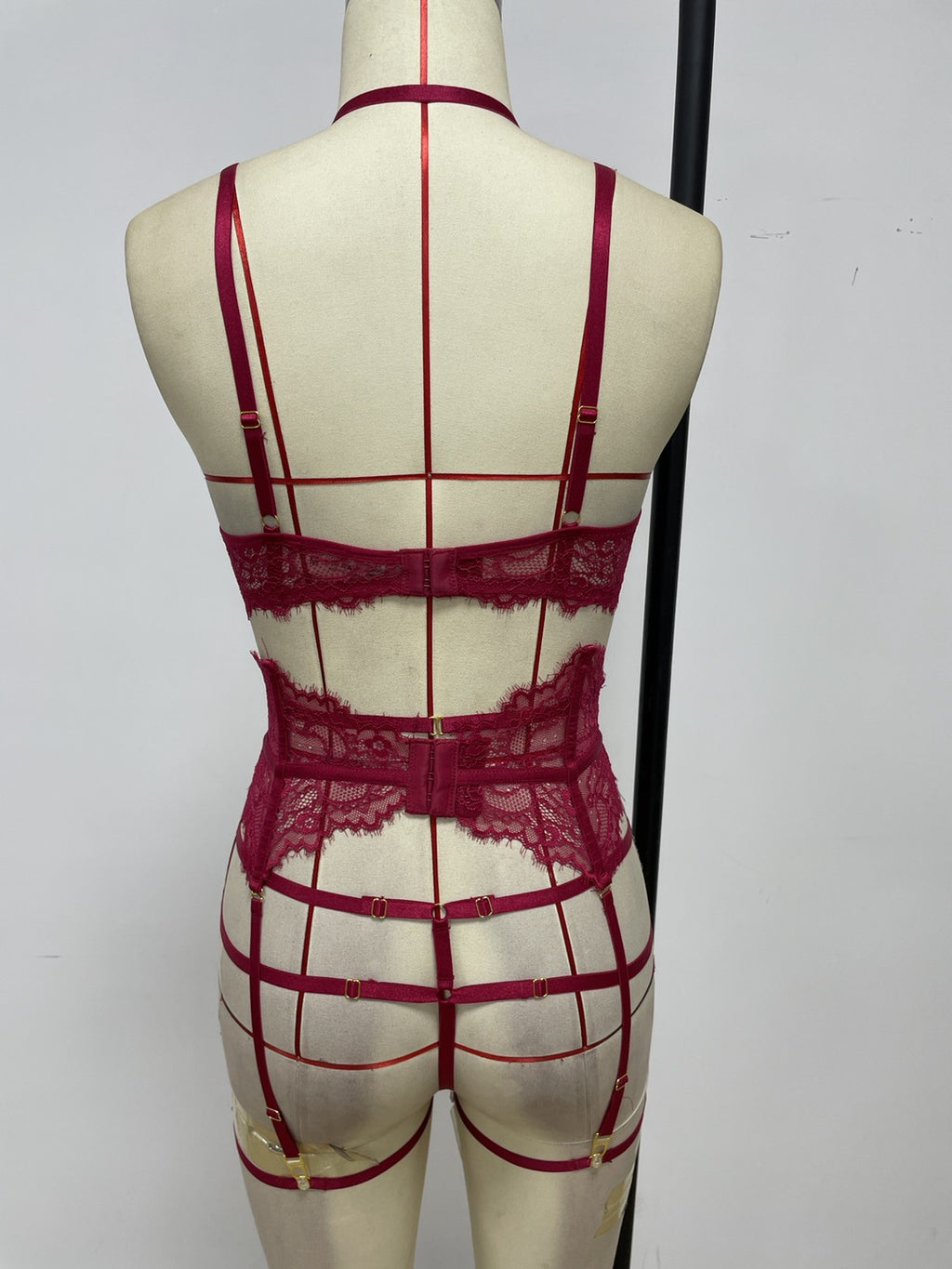 Figurformendes Spitzen-Set mit Schlitz